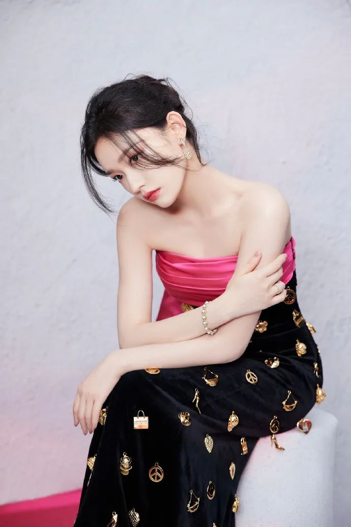 林允穿红黑拼接的抹胸丝绒裙俏脸妩媚，秀眸灵动！