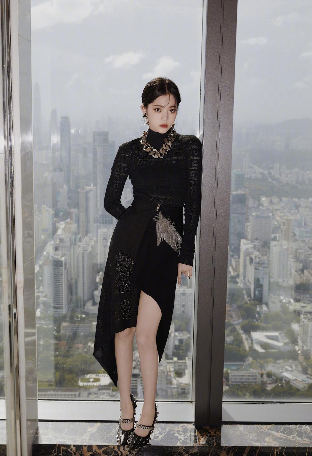 欧阳娜娜穿黑色镂空裙高贵精致,气质感真绝了