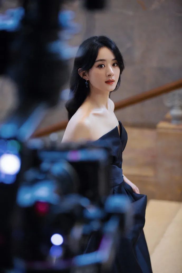赵丽颖穿藏蓝色抹胸长裙超美!魅力不可小觑