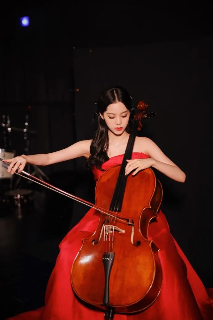 欧阳娜娜穿红裙大秀香肩！性感又迷人