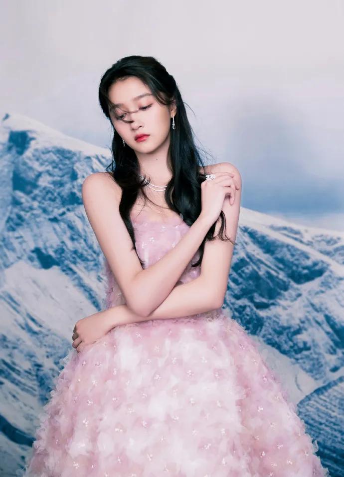 关晓彤穿粉色抹胸花朵裙超美艳！雪肤玉貌太性感妩媚