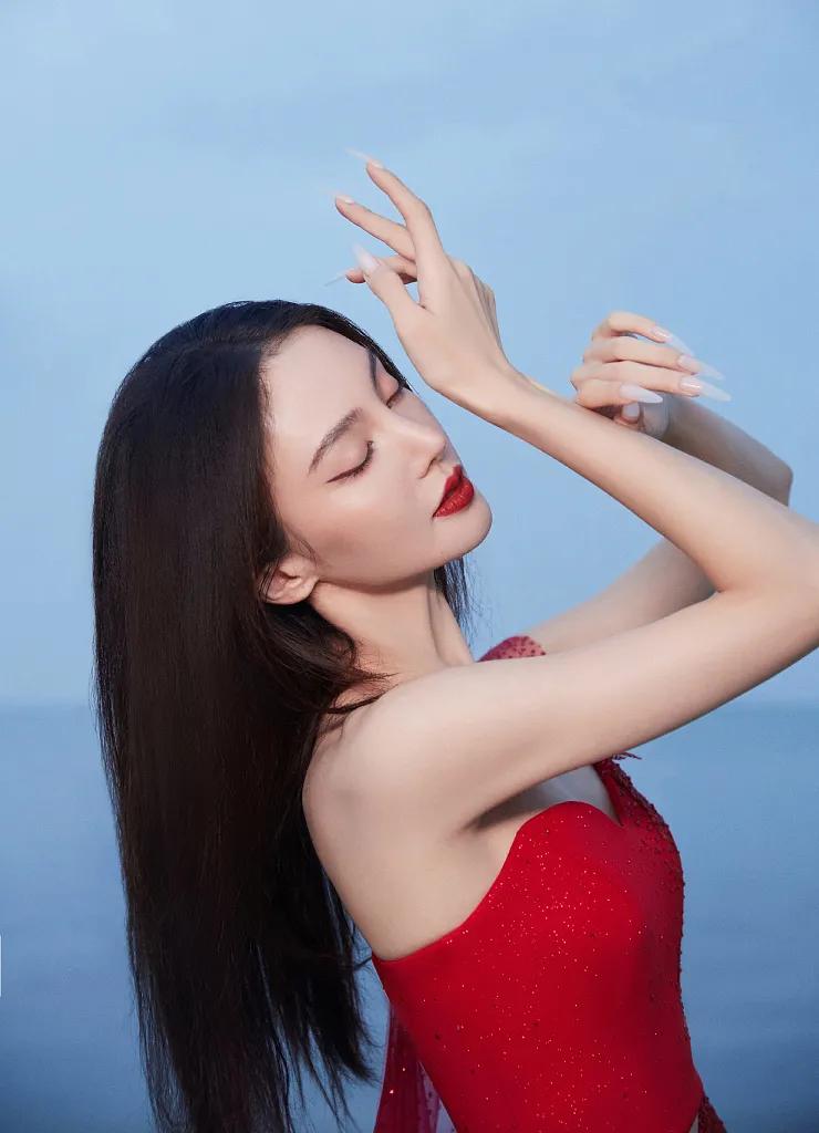 金晨穿红色抹胸长裙美呆了!魔鬼身材太性感妖艳