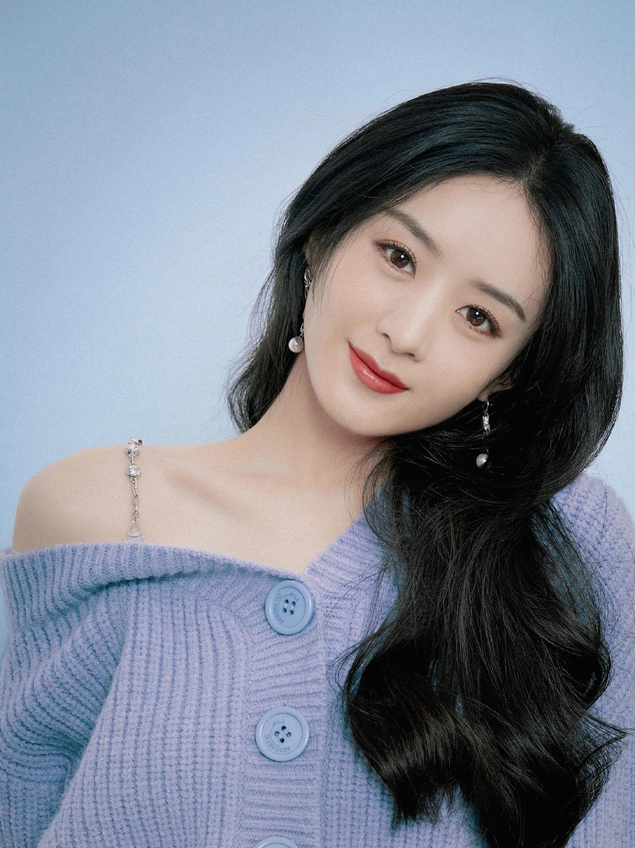 赵丽颖穿针织衫配长裤,清爽大气越变越美