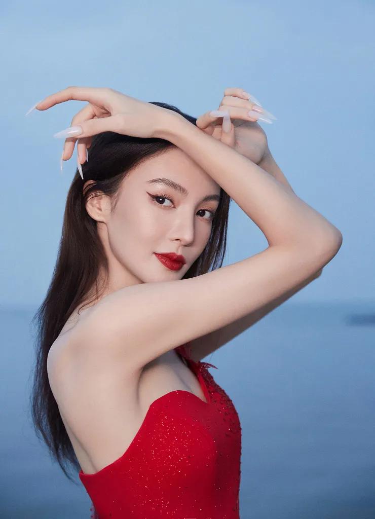 金晨穿红色抹胸长裙美呆了!魔鬼身材太性感妖艳