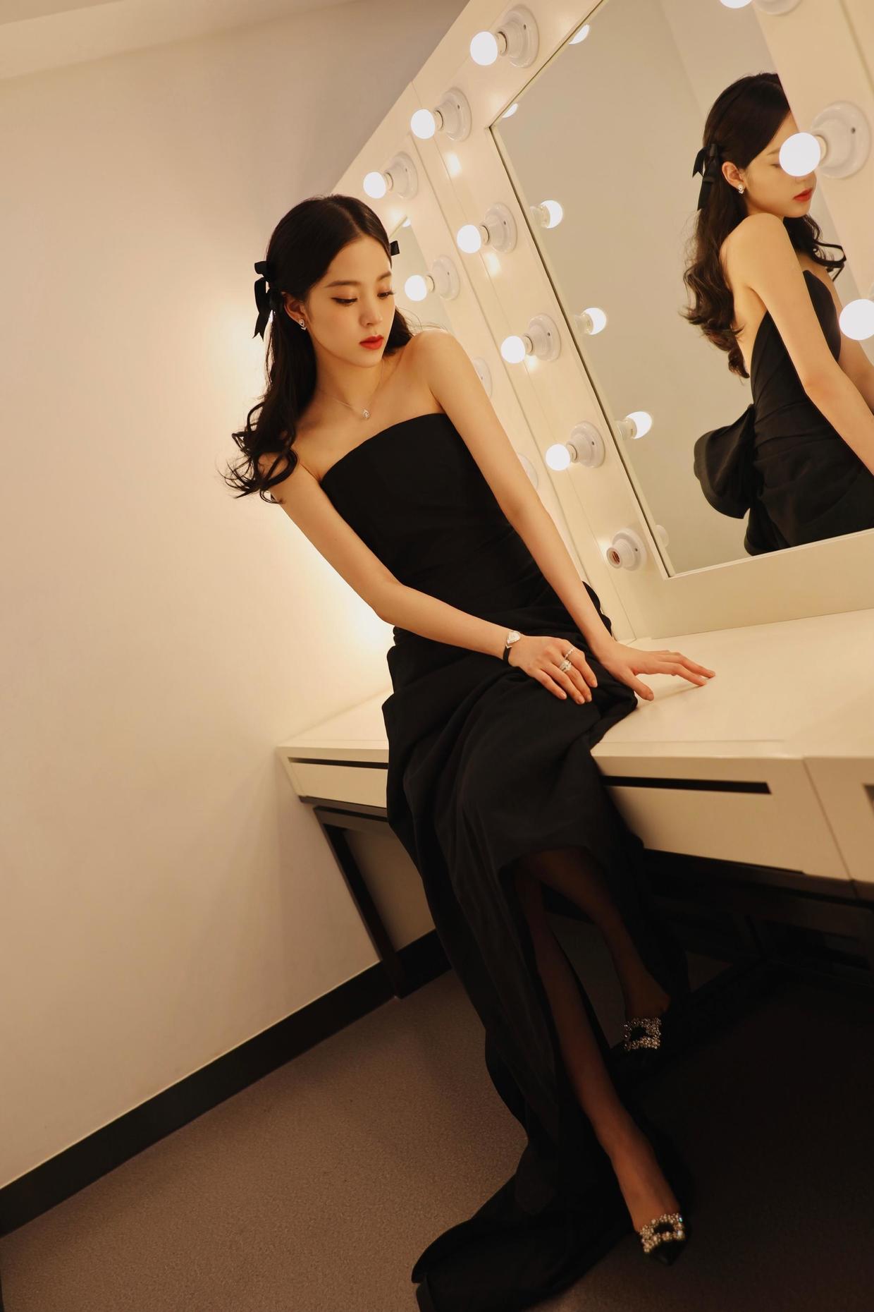 欧阳娜娜穿黑色镂空裙高贵精致,气质感真绝了