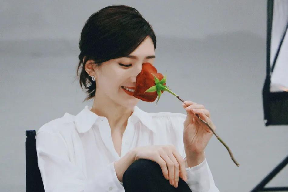 江疏影穿红色纱裙秀天鹅颈，性感又妩媚！