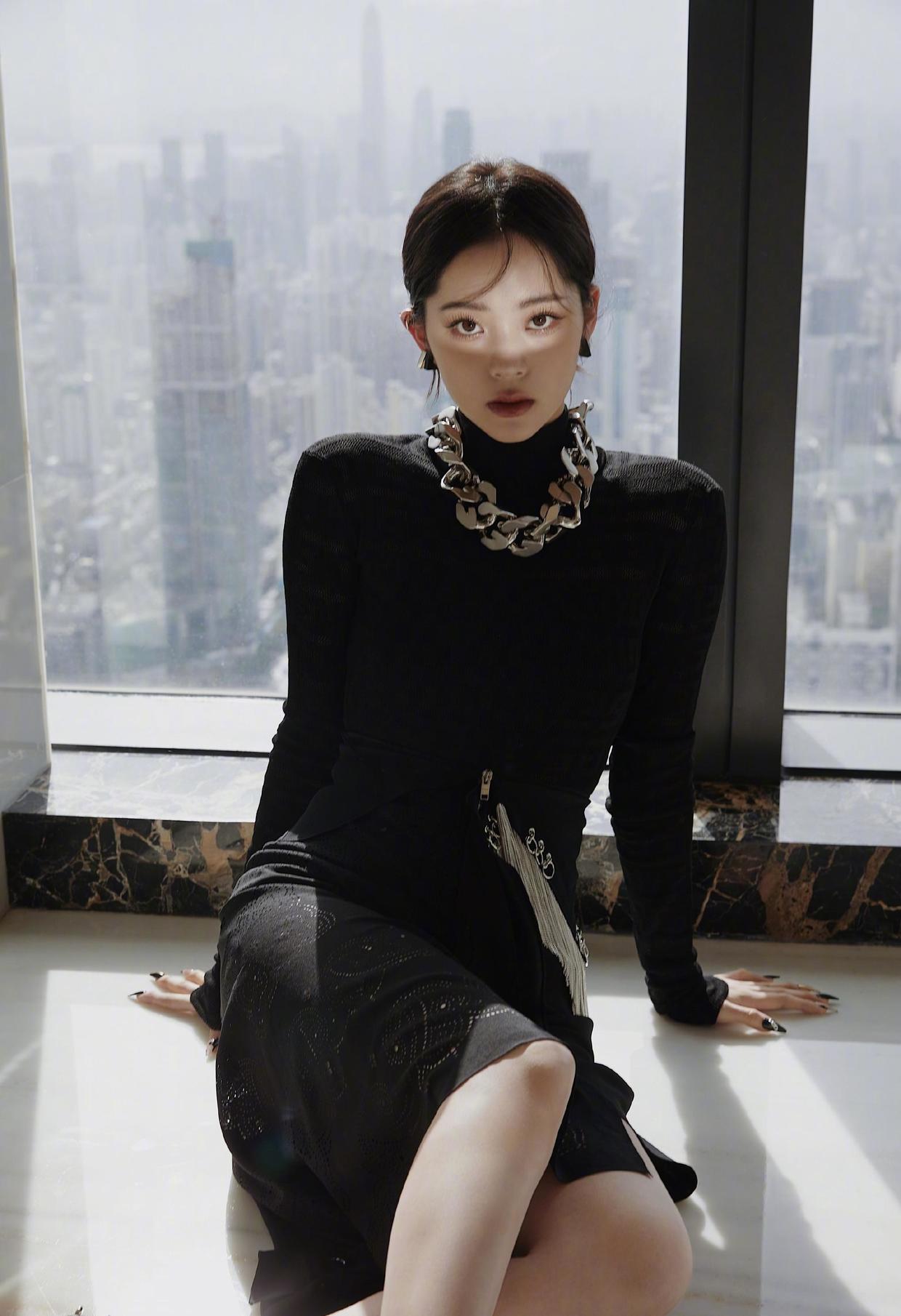 欧阳娜娜穿黑色镂空裙高贵精致,气质感真绝了