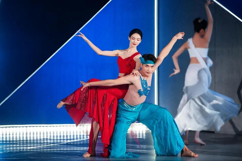 金晨穿红色抹胸长裙美呆了!魔鬼身材太性感妖艳