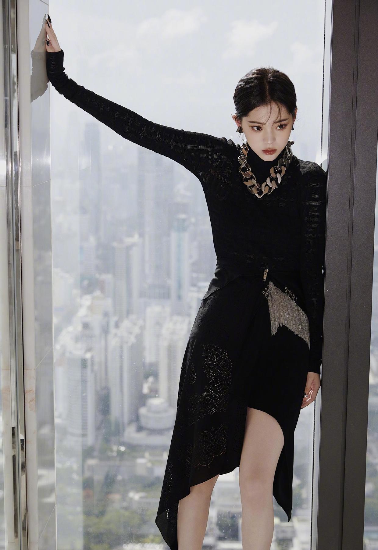 欧阳娜娜穿黑色镂空裙高贵精致,气质感真绝了