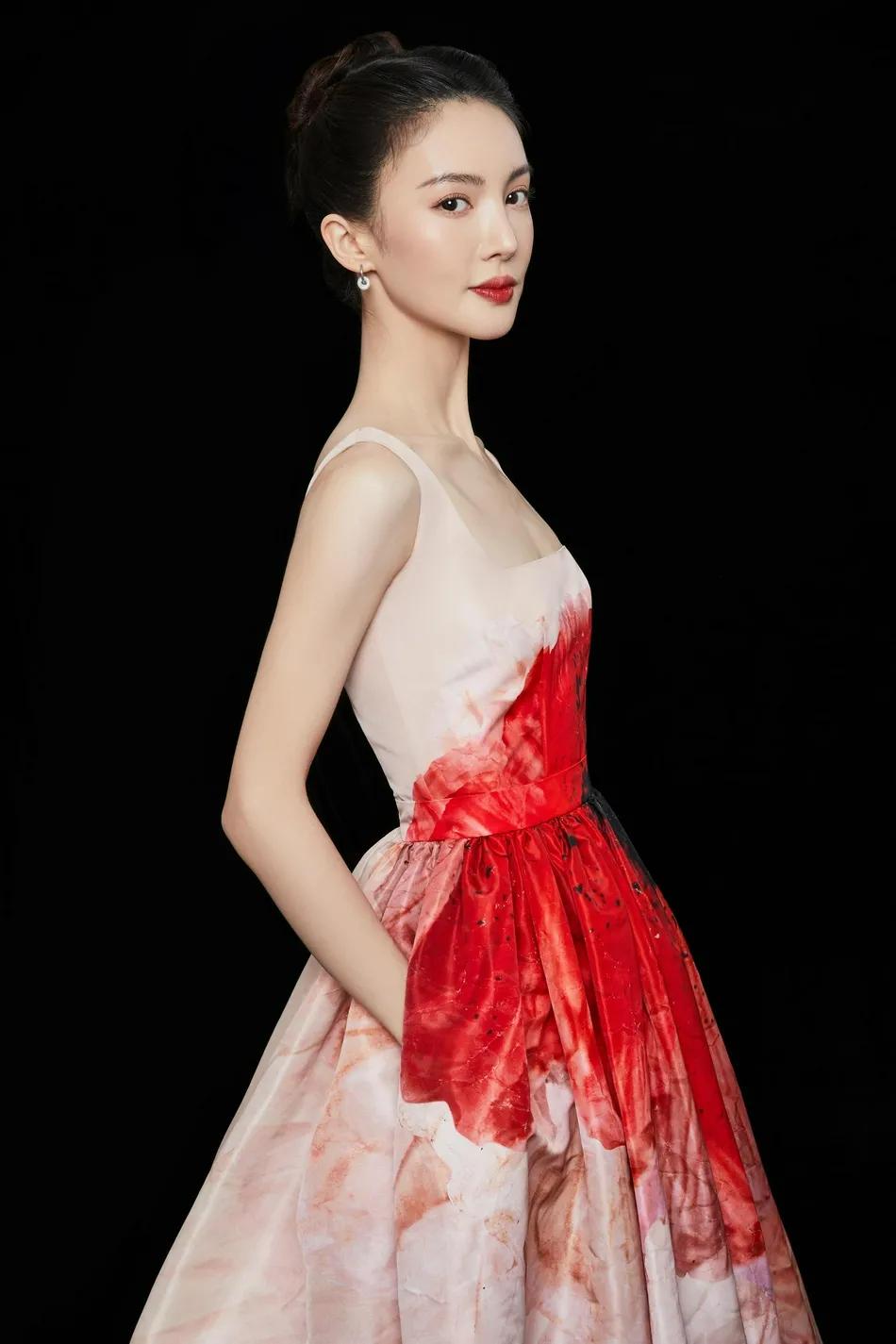 金晨穿浅粉泼墨裙天鹅颈吸睛!人美气质更出众