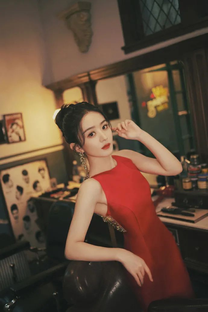 赵丽颖穿金色流苏红裙!魔鬼身材美到让人窒息