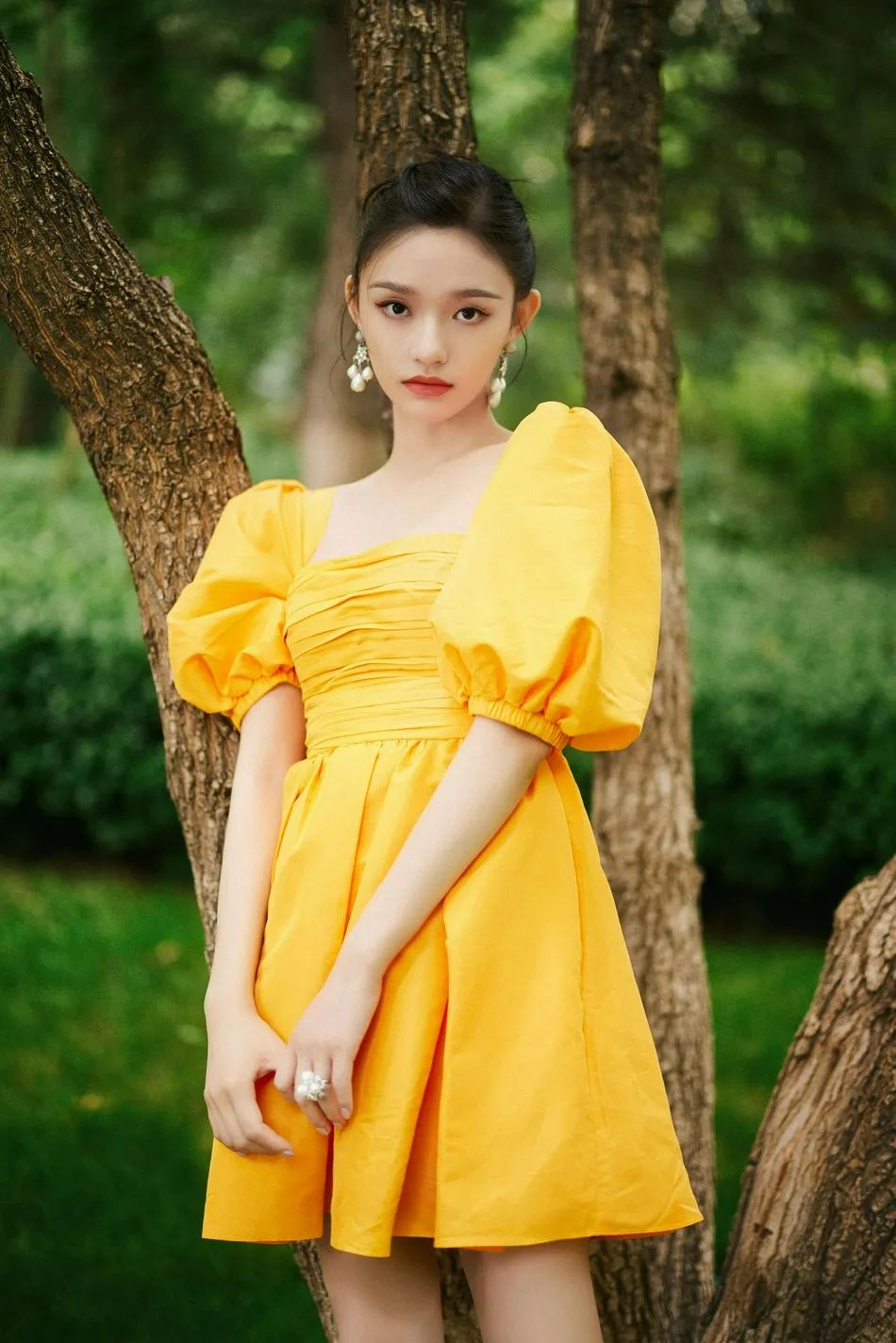 林允穿橘色泡泡袖公主裙大秀美背，越来越美！