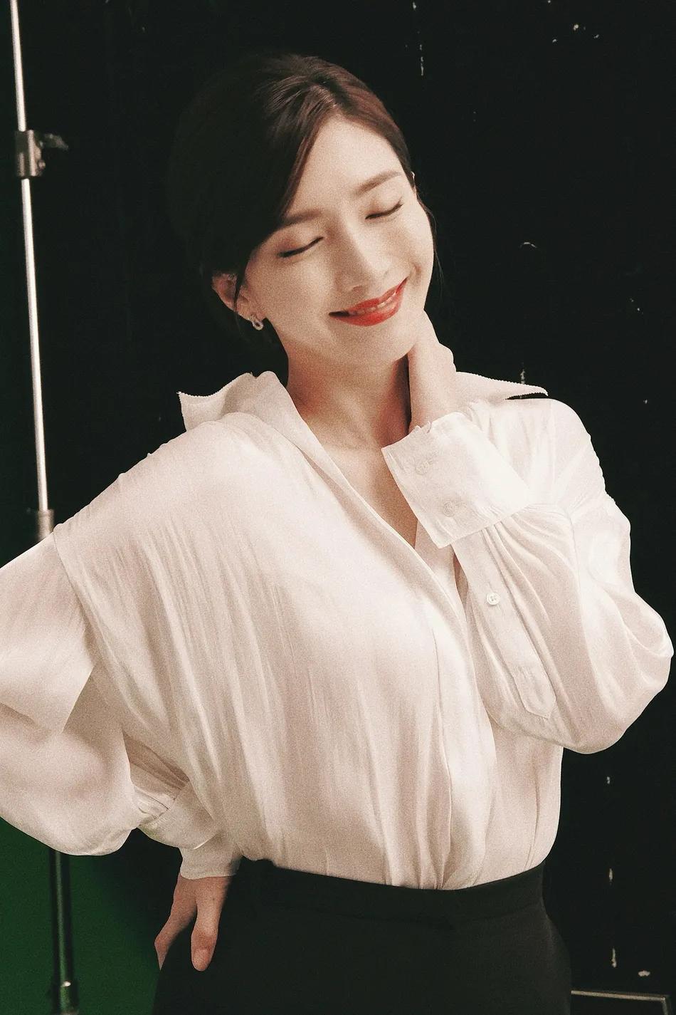 江疏影穿红色纱裙秀天鹅颈，性感又妩媚！