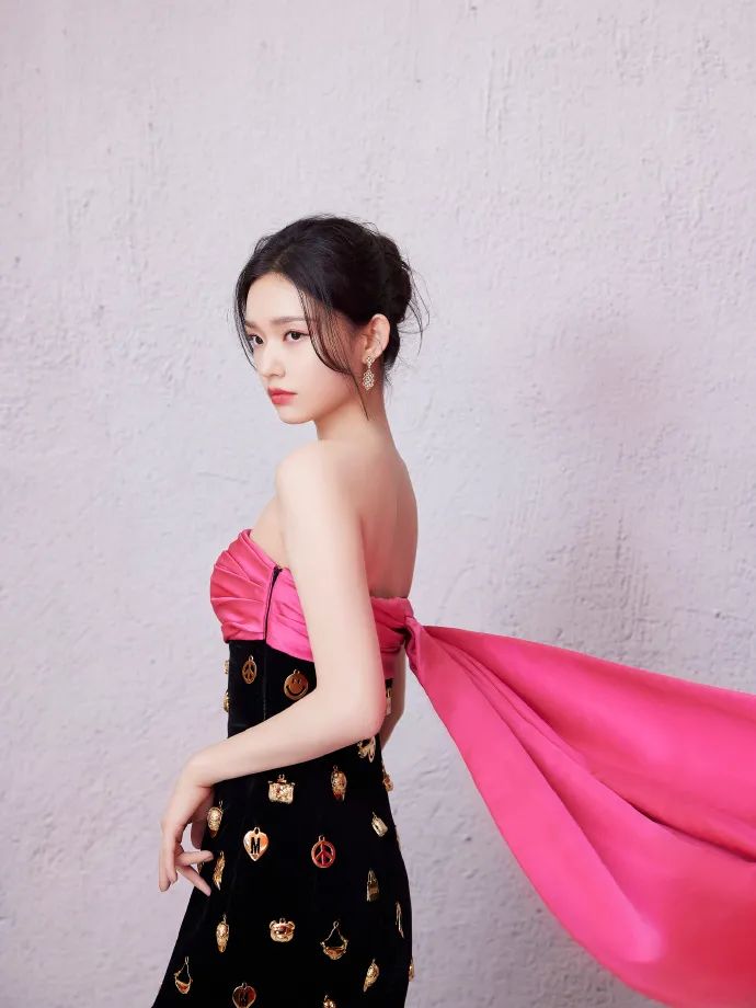 林允穿红黑拼接的抹胸丝绒裙俏脸妩媚，秀眸灵动！