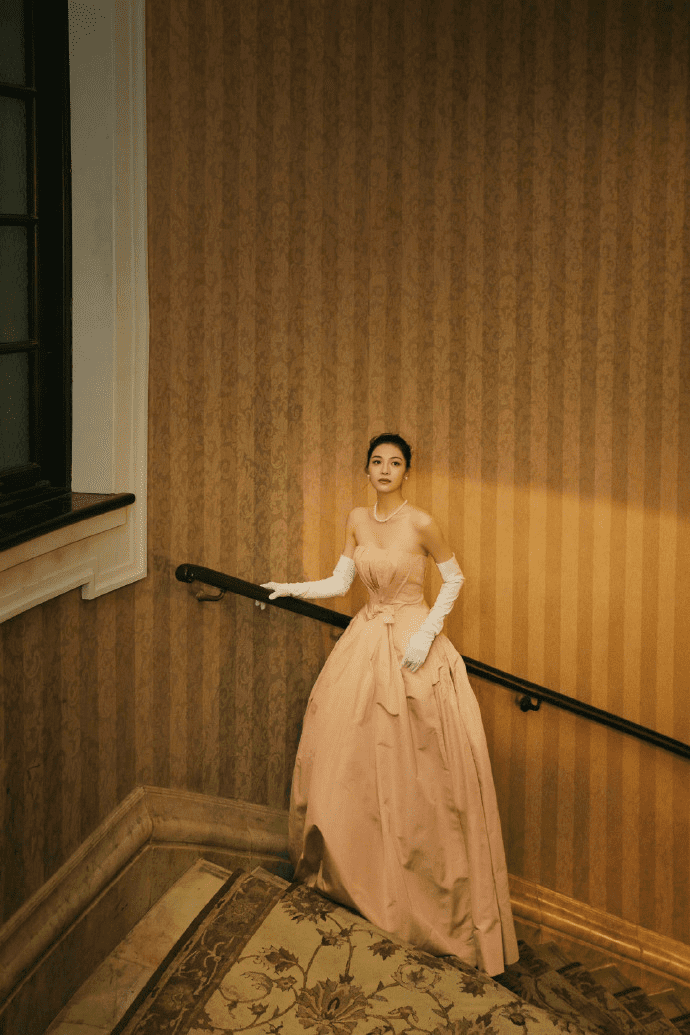 钟楚曦穿粉色抹胸连衣裙配白手套,在逃公主既视感!