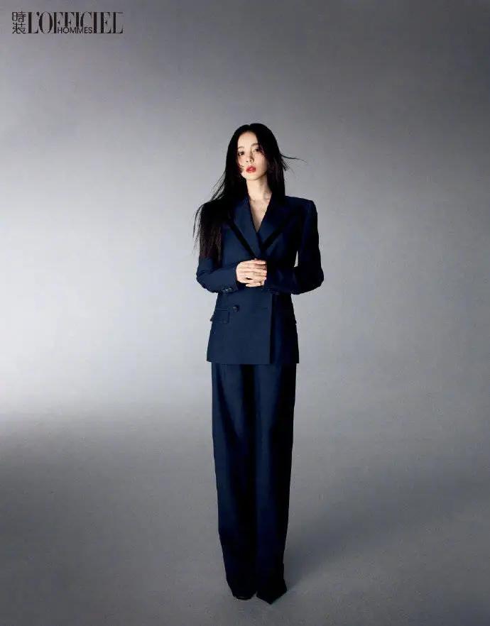 古力娜扎杂志写真造型惊艳!魔鬼身材太性感撩人