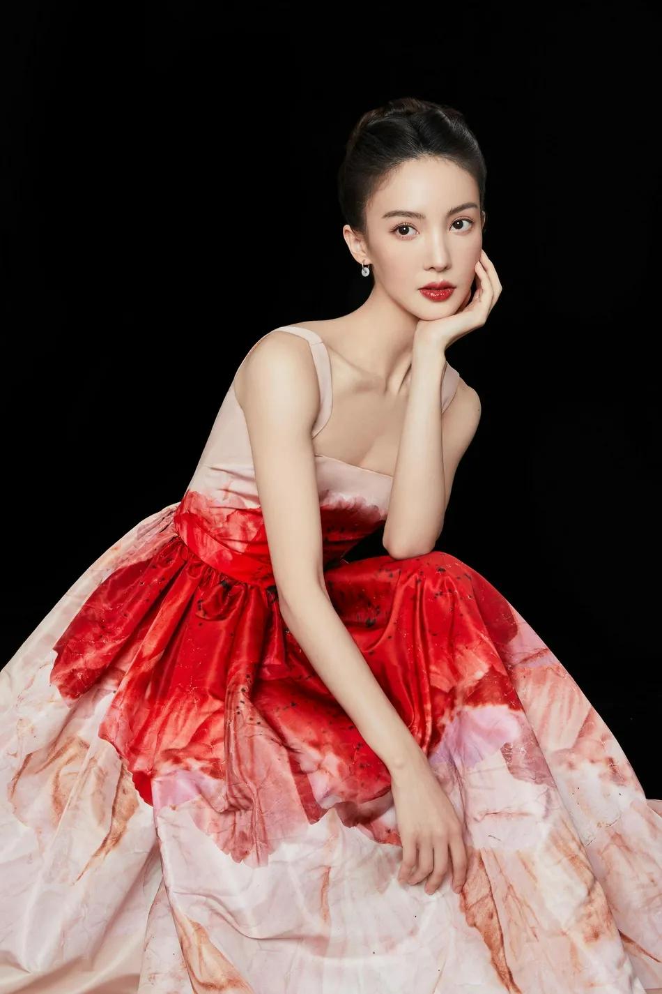 金晨穿浅粉泼墨裙天鹅颈吸睛!人美气质更出众