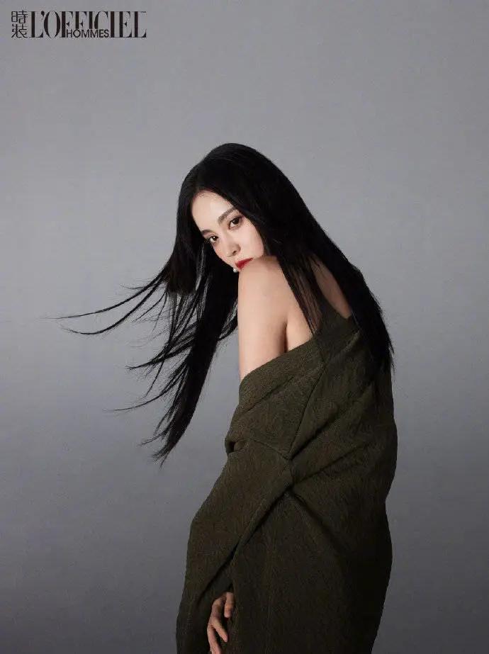 古力娜扎杂志写真造型惊艳!魔鬼身材太性感撩人