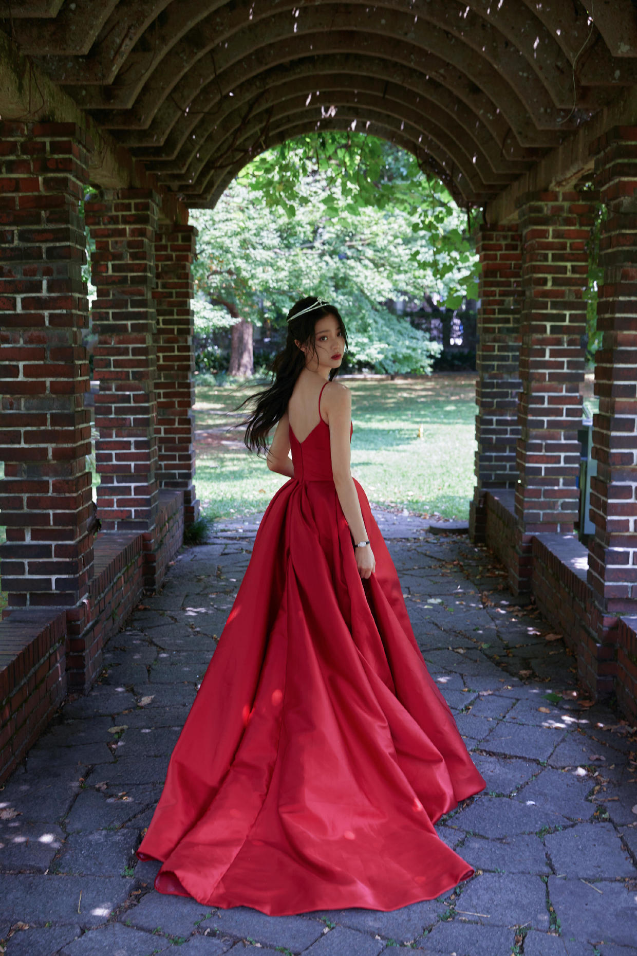 欧阳娜娜戴精致皇冠穿红色礼服，彰显公主般的视觉盛宴