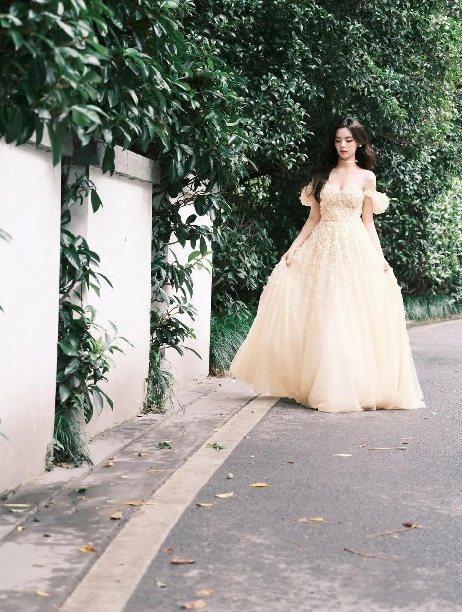 杨超越穿抹胸黄裙超妩媚！很是性感妩媚