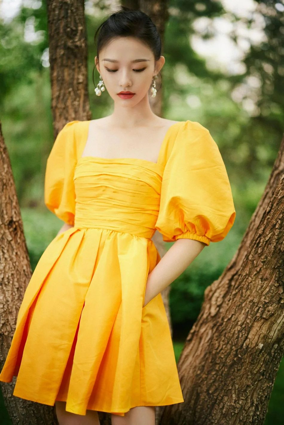 林允穿橘色泡泡袖公主裙大秀美背，越来越美！