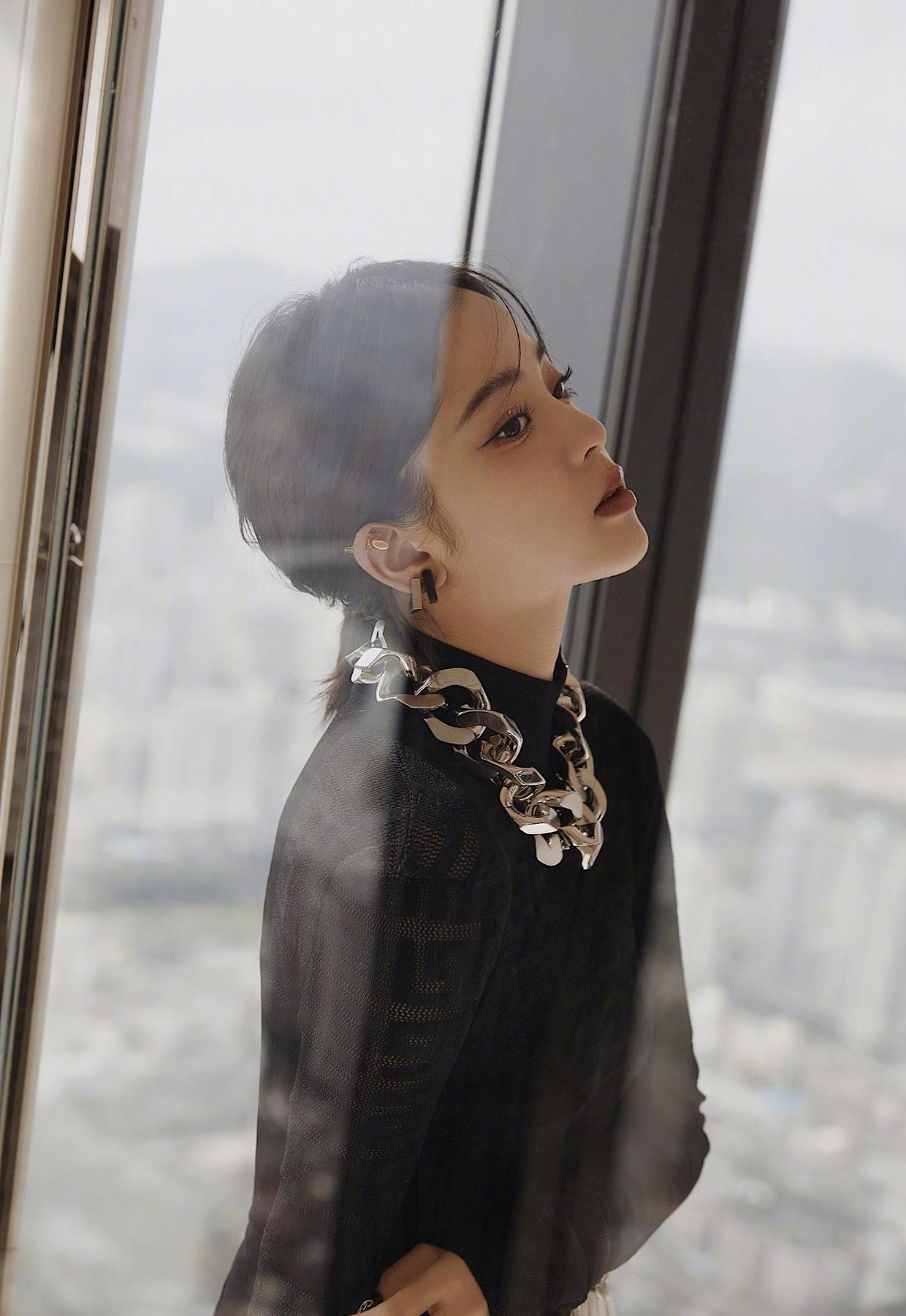 欧阳娜娜穿黑色镂空裙高贵精致,气质感真绝了