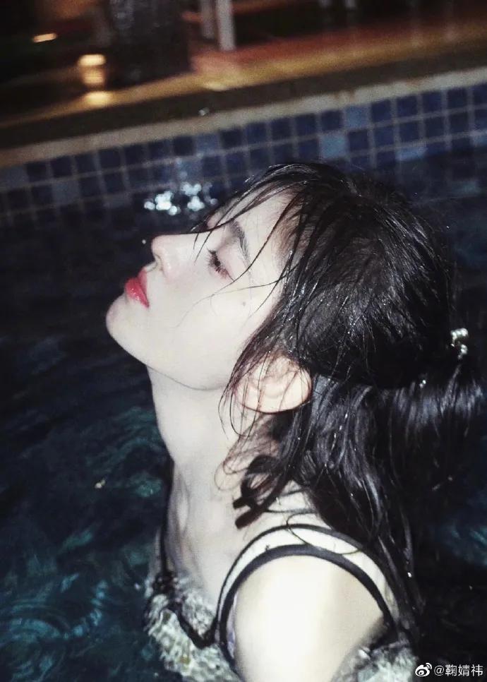 鞠婧祎晒海边湿身写真超美艳!性感迷人谁不喜欢