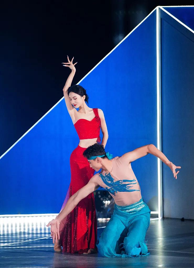 金晨穿红色抹胸长裙美呆了!魔鬼身材太性感妖艳