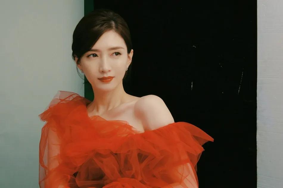 江疏影穿红色纱裙秀天鹅颈，性感又妩媚！