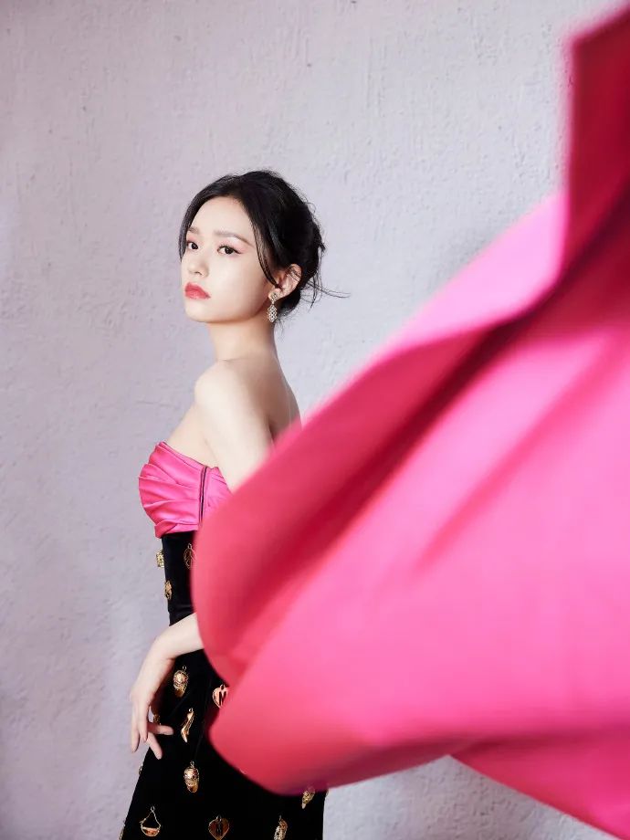 林允穿红黑拼接的抹胸丝绒裙俏脸妩媚，秀眸灵动！