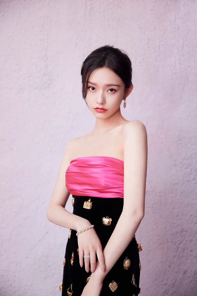 林允穿红黑拼接的抹胸丝绒裙俏脸妩媚，秀眸灵动！