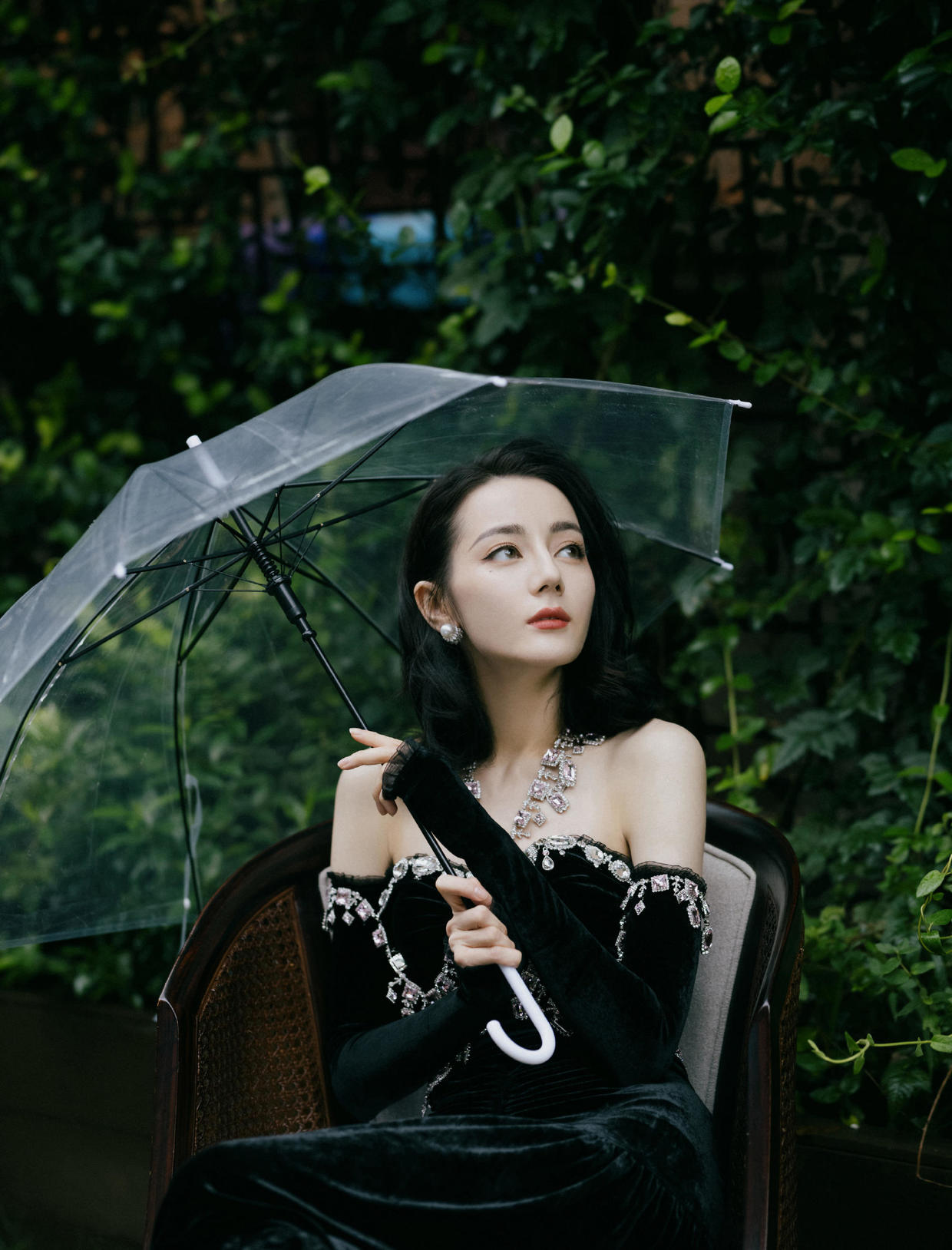 迪丽热巴穿黑丝绒连衣裙秀直角肩,气质越来越好!