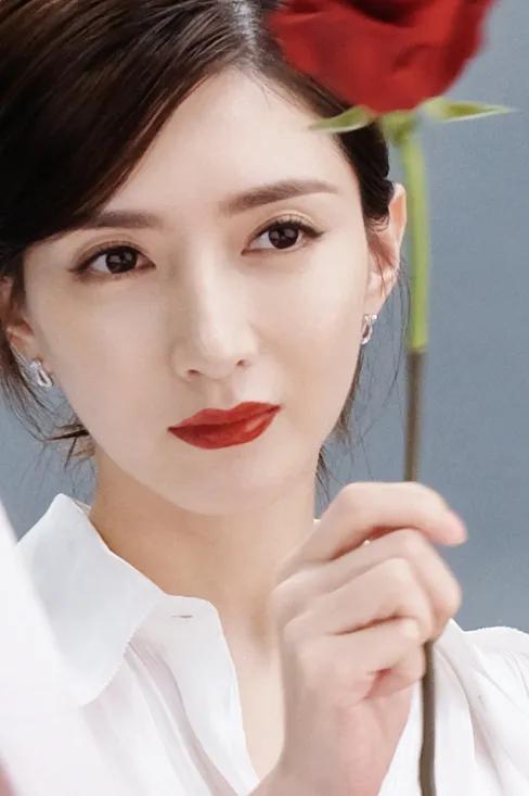 江疏影穿红色纱裙秀天鹅颈，性感又妩媚！