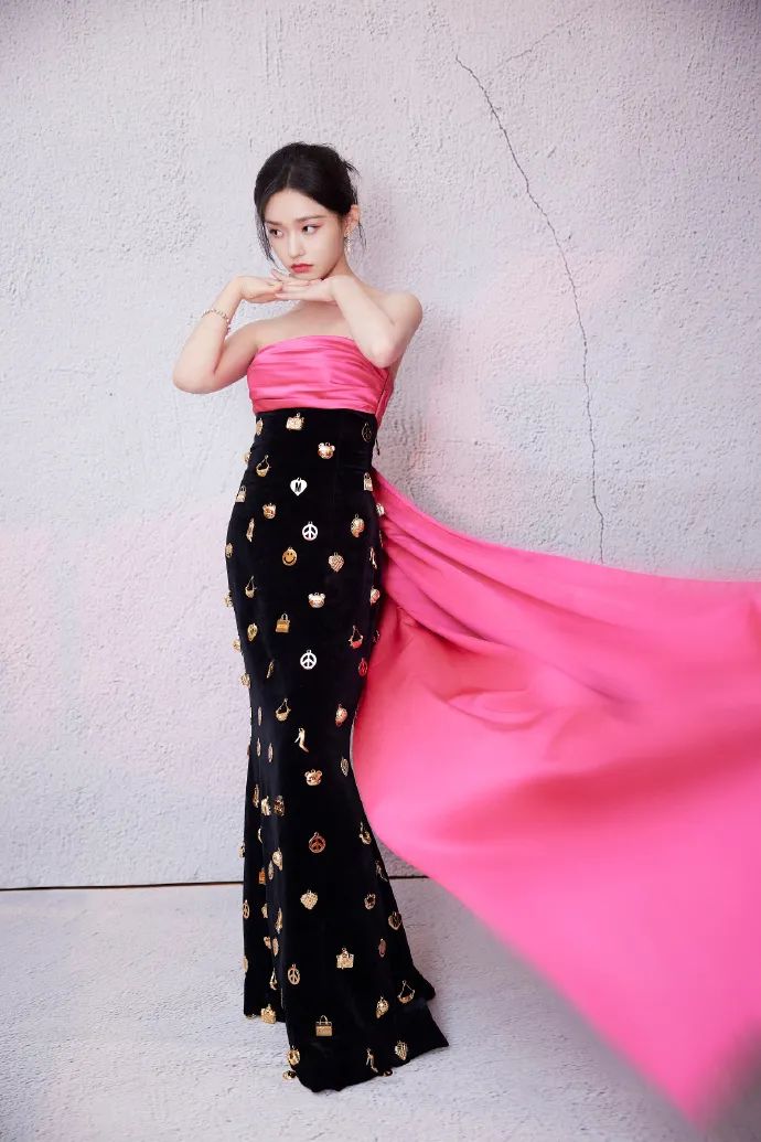 林允穿红黑拼接的抹胸丝绒裙俏脸妩媚，秀眸灵动！