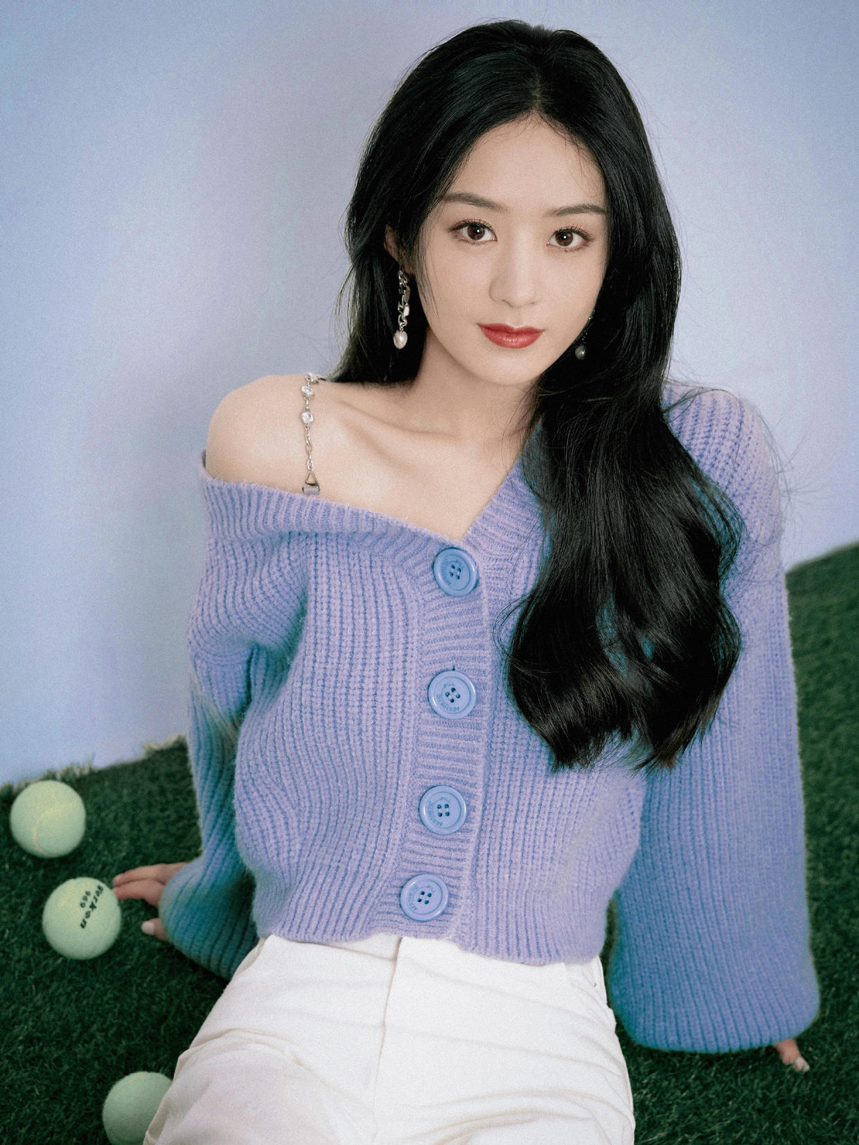 赵丽颖穿针织衫配长裤,清爽大气越变越美