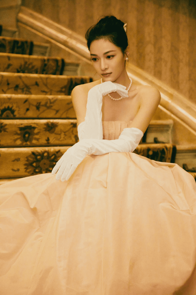 钟楚曦穿粉色抹胸连衣裙配白手套,在逃公主既视感!