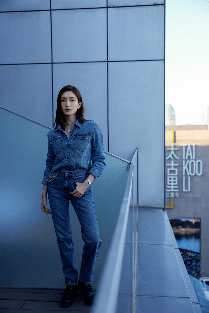 江疏影穿牛仔套装扮酷,大长腿惹人羡