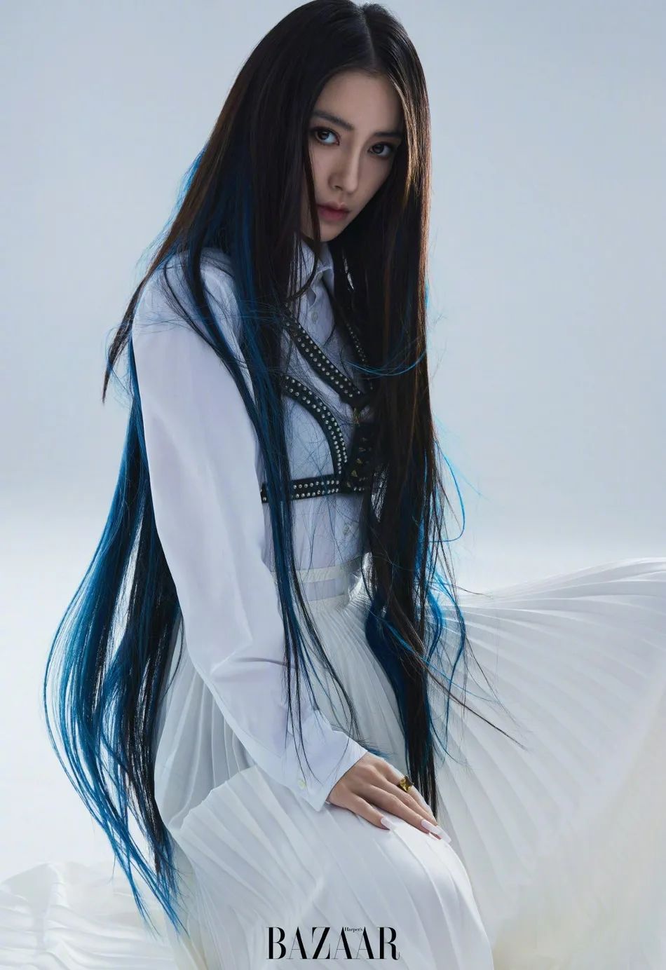 杨颖酷美大片靓丽多姿!浓妆艳抹魔鬼身材性感妩媚