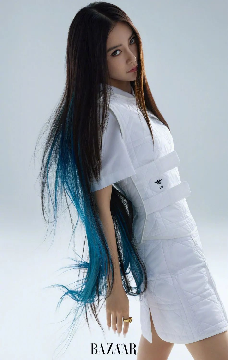 杨颖酷美大片靓丽多姿!浓妆艳抹魔鬼身材性感妩媚