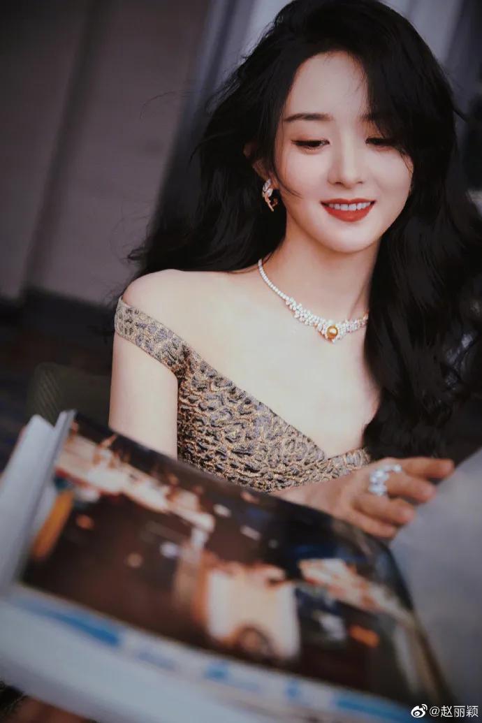 赵丽颖穿抹胸豹花纹长裙！性感妩媚太美丽