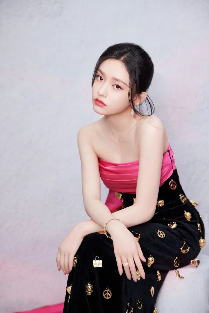 林允穿红黑拼接的抹胸丝绒裙俏脸妩媚，秀眸灵动！