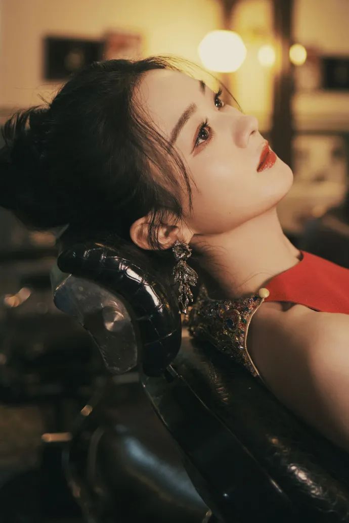 赵丽颖穿金色流苏红裙!魔鬼身材美到让人窒息