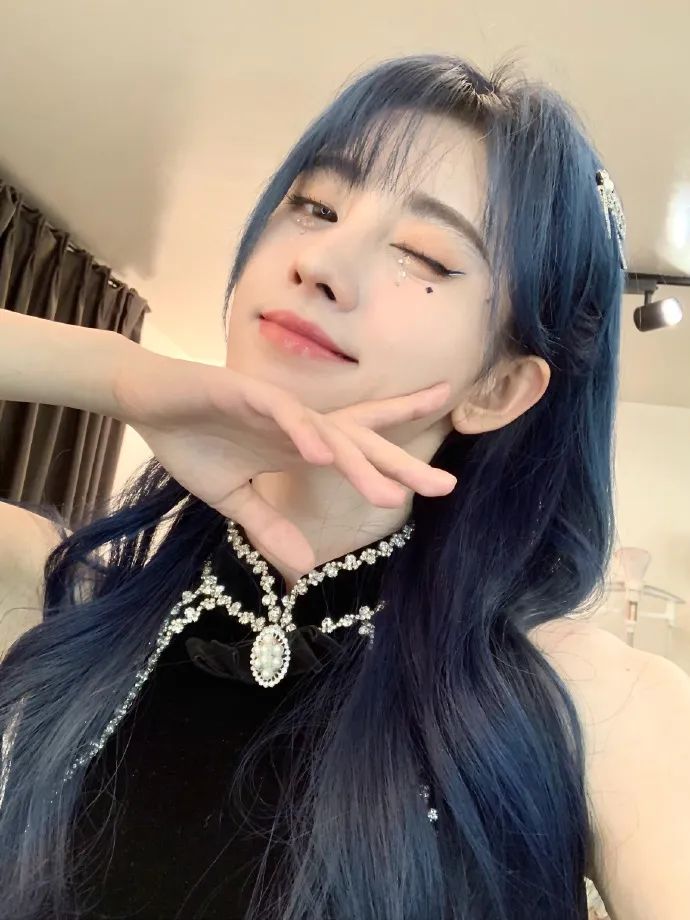 鞠婧祎肤白貌美染蓝发似精灵!最新造型妩媚美艳