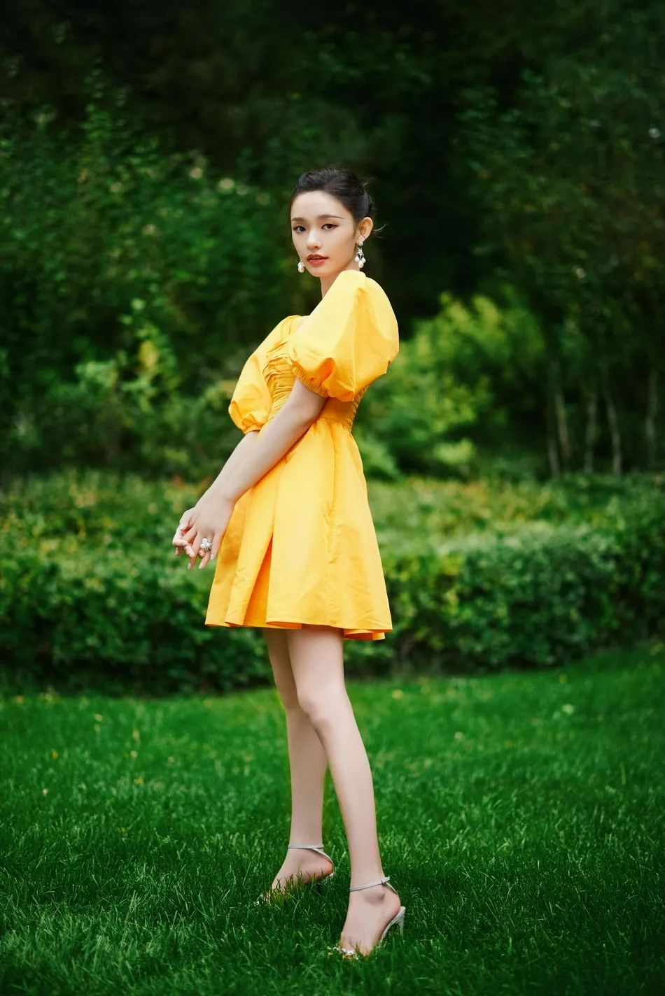 林允穿橘色泡泡袖公主裙大秀美背，越来越美！