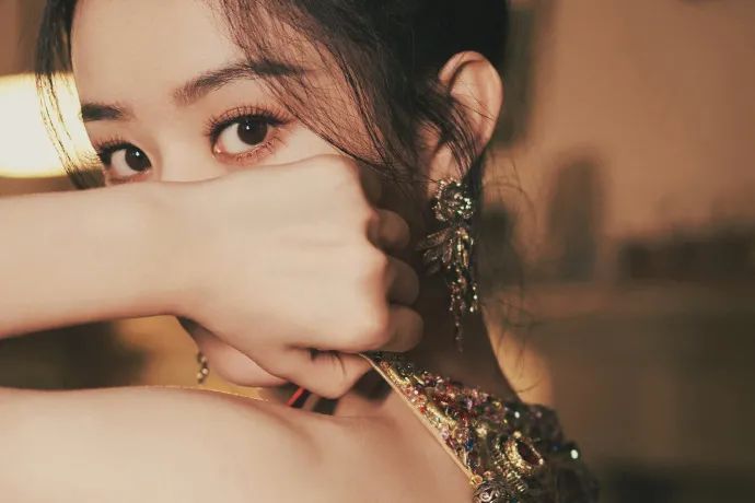 赵丽颖穿金色流苏红裙!魔鬼身材美到让人窒息