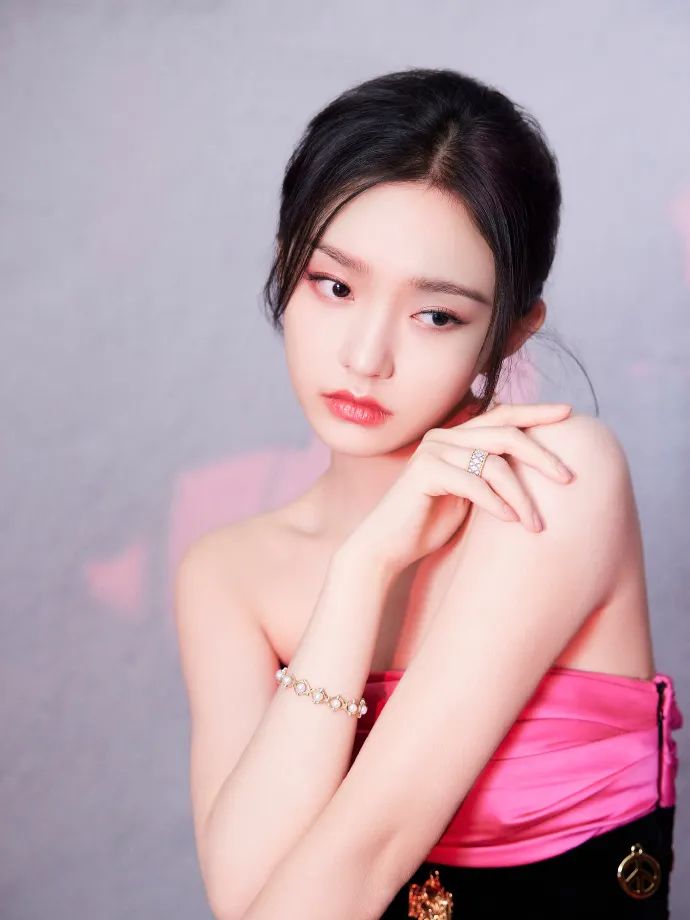 林允穿红黑拼接的抹胸丝绒裙俏脸妩媚，秀眸灵动！