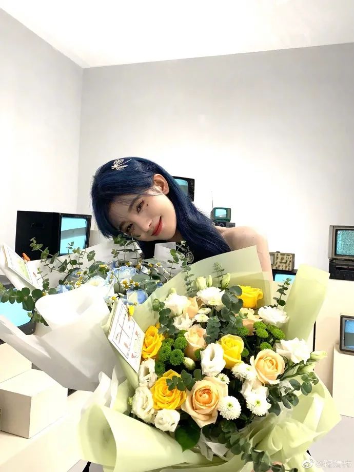 鞠婧祎肤白貌美染蓝发似精灵!最新造型妩媚美艳