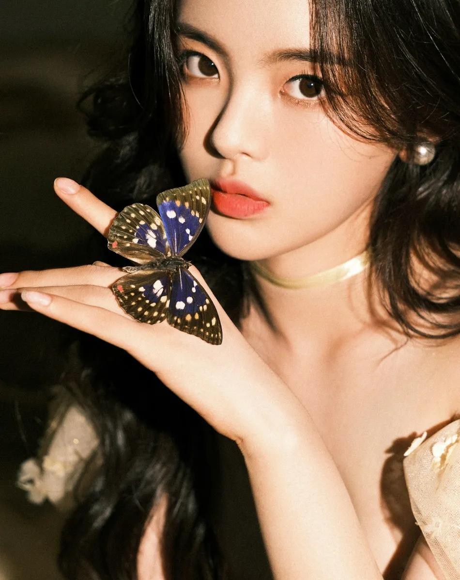 杨超越穿抹胸黄裙超妩媚！很是性感妩媚