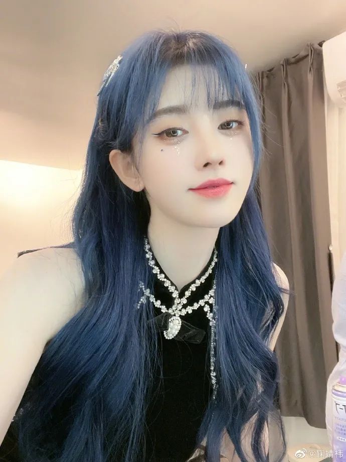 鞠婧祎肤白貌美染蓝发似精灵!最新造型妩媚美艳