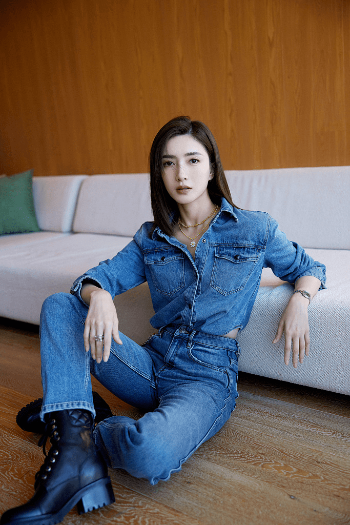 江疏影穿牛仔套装扮酷,大长腿惹人羡